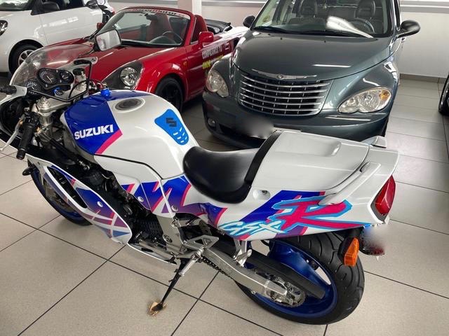 SUZUKI GSX R750