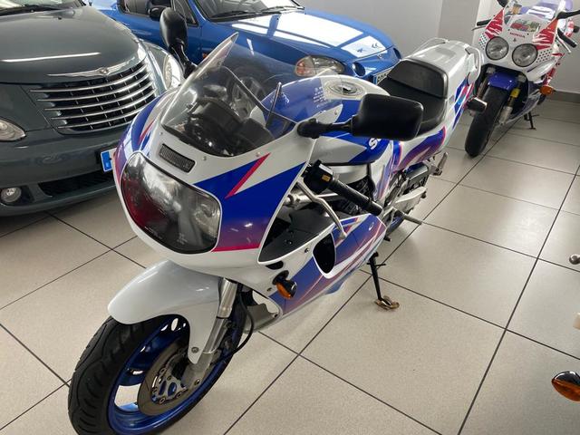 SUZUKI GSX R750
