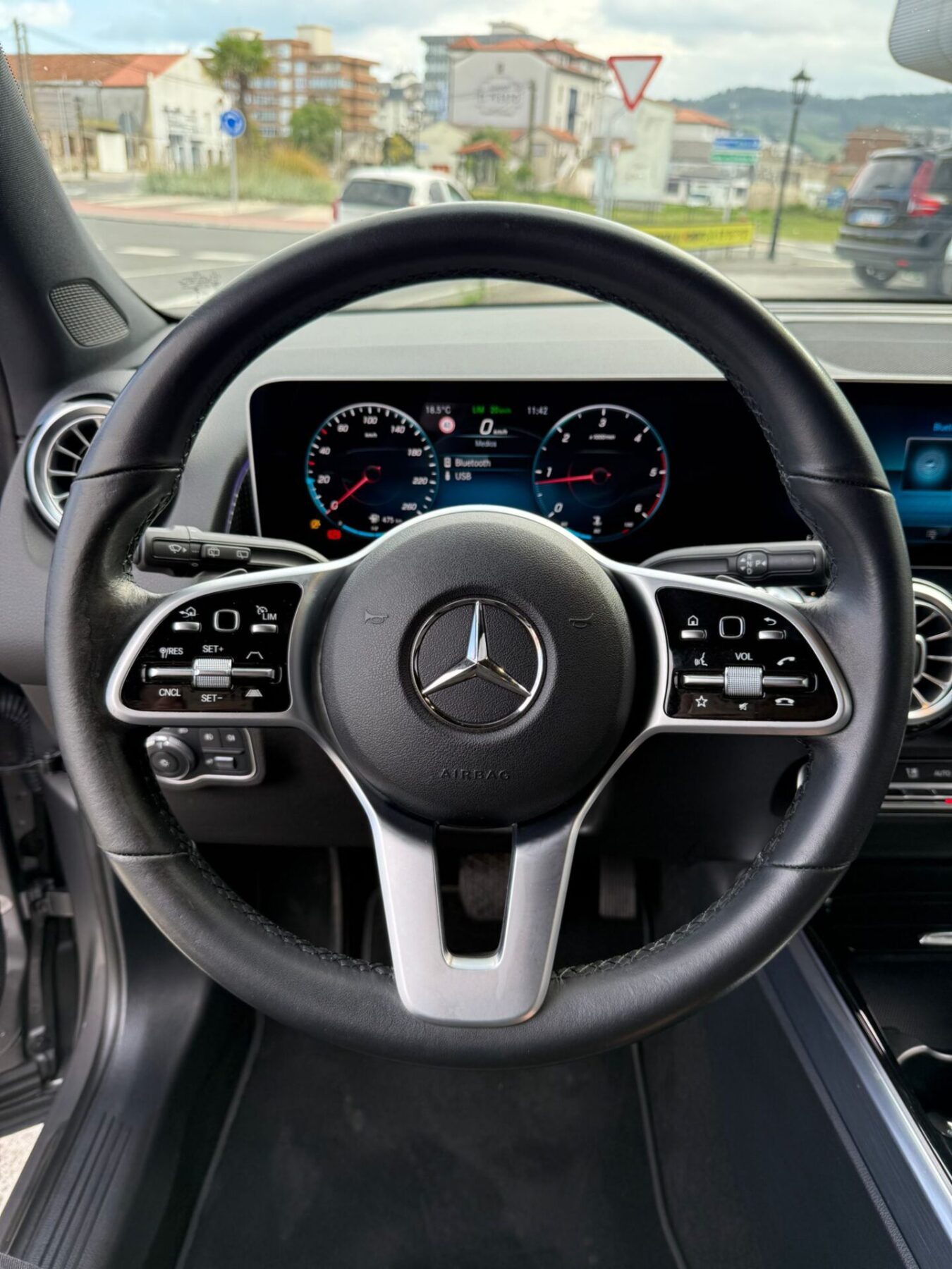 MERCEDES-BENZ GLB 220d