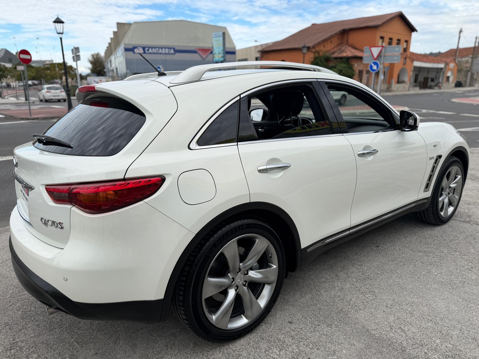 INFINITI QX70